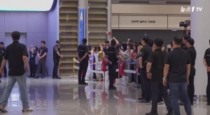 待遇截然不同！洪明甫回韓國罵聲震天，今日孫興慜回國球迷鼓勵