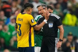 沒聽講？本屆阿爾米隆、因卡皮耶沖突中捂嘴染紅，均是南美球員