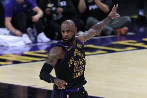 絕對的焦點！湖記：自由市場開啟3個多小時 ESPN都在聊詹姆斯