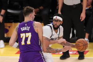 東契奇在湖人成功要來A級中鋒 濃眉在湖人多年也想要中鋒但未果