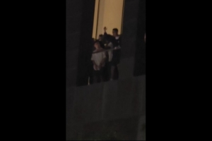 超高人氣！C羅現(xiàn)身酒店陽臺，引發(fā)現(xiàn)場大量球迷歡呼