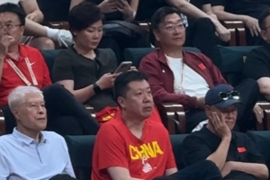 王治郅與趙本山觀戰男籃世預賽！蔣興權&宋小寶也在現場