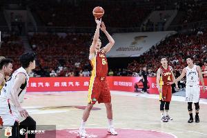 媒體人：當控衛(wèi)們都掌控不了節(jié)奏時 為何不給楊瀚森更多的球權？