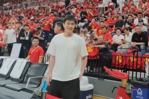 現場支持！郭艾倫來到現場觀戰中國男籃VS日本男籃