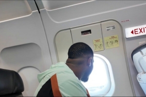 氣氛真好！邁尼昂迎來31歲生日，法國隊在飛機上為他慶生