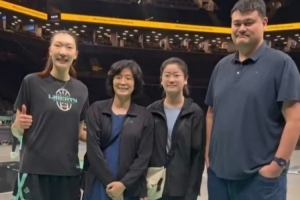姚明攜妻子女兒現身紐約 觀戰自由人并和韓旭合影