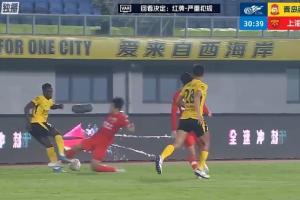 第29分鐘，張源亮鞋底蹬到阿齊茲，VAR介入后黃牌改直紅