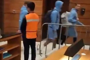 魔鬼主場！英格蘭抵達墨西哥下榻酒店，遭數百名墨西哥球迷的噓聲