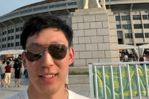 足籃聯(lián)動！周琦支持同城球隊：三里屯國安打卡！