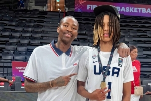 未來可期！兒子JJ·克勞福德拿到U17男籃世界杯冠軍 克六開心曬照