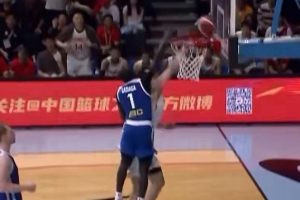 楊瀚森反擊被釘板！郭艾倫：20歲最好年紀的NBA新秀 直接砸進去啊