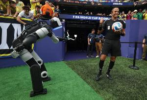 太陽報：巴西vs挪威FIFA安排人形機器人出場運送足球，引球迷質疑