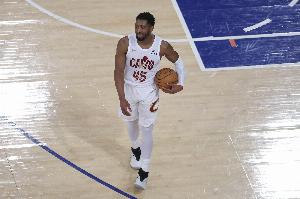 米切爾25-26賽季常規賽場均27.9+4.5+5.7 季后賽場均26+4.8+3.1