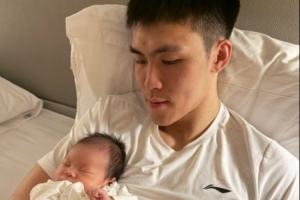 為國(guó)征戰(zhàn)辛苦了！龐崢麟曬與孩子的合照：第一次見面 多多指教