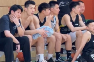 邱彪現場觀戰山東高速青年隊迎戰山大男籃教學賽
