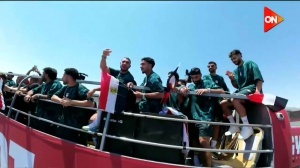 隊史世界杯淘汰賽首勝！埃及隊回國乘大巴游行慶祝，數千球迷迎接