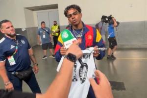 獲偶像內馬爾贈送球衣！亞馬爾：本想和你決賽相遇 向你送上擁抱
