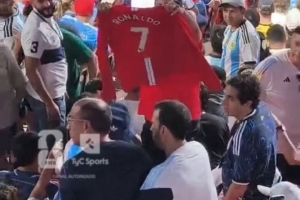 TYC：有人向阿根廷球迷展示C羅球衣，安保人員介入平息事態