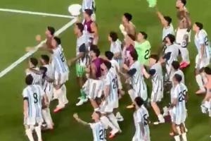 恩怨局！賽后阿根廷全隊?wèi)c祝晉級四強，高喊“不跳的就是英國人”