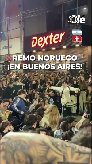 嗨翻！阿根廷首都市中心，球迷們劃船慶祝球隊晉級
