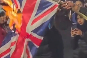 阿根廷球迷焚燒英國國旗，英格蘭球迷：燒錯旗有點蠢，地理還得學