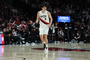 開拓者自媒體：楊瀚森勾手證明有技術 減速歐洲步能否在NBA施展？