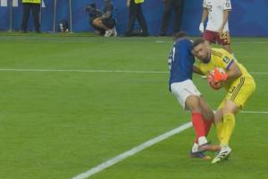 這是干啥？姆巴佩上搶撞倒西蒙，被裁判出示黃牌