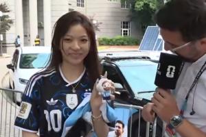 阿根廷媒體采訪中國女球迷：涂藍白指甲油，吉祥物名字叫“咩西”
