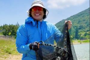 技術如何？王大雷社媒曬釣魚視頻，收獲頗豐