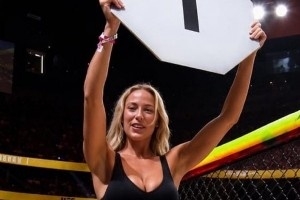 身材曼妙！WNBA美女球員索菲·坎寧安在UFC賽前扮演舉牌小姐