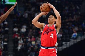 二年級欺負新人！科比·桑德斯17中9轟全場最高26分外加3板5助1斷
