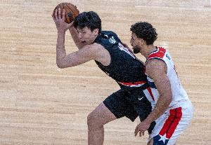開拓者自媒體：楊瀚森需多拿球才能發(fā)揮特長 在NBA弱點(diǎn)易被放大