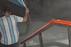 南極基地員工舉旗沖入風雪中，慶祝阿根廷隊晉級決賽