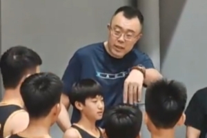 著眼未來！韓德君現(xiàn)身丹東少兒籃球培訓(xùn)機(jī)構(gòu)選拔小球員