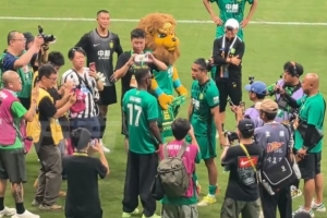 巴坎布賽后與張玉寧、侯森熱情問候，并進行了謝場感謝北京球迷