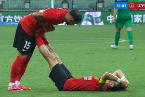邦本宜裕抽筋無法堅持，被擔架抬下，嚴鼎皓替補登場
