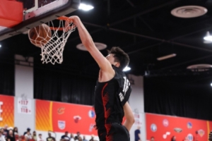 開拓者媒體人：楊瀚森體型接近NBA級別 三分出手快但防守仍需適應