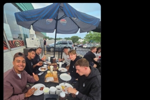 燒烤店曬貝林厄姆等英格蘭球員用餐照片，祝他們季軍戰好運