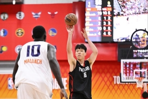 拓媒：想看看楊瀚森面對NBA內(nèi)線如何得分 夏聯(lián)打馬盧阿奇表現(xiàn)較差