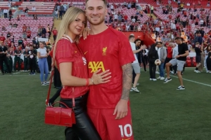 太陽(yáng)報(bào)介紹麥卡女友：青梅竹馬、2023年確認(rèn)關(guān)系、有一個(gè)女兒