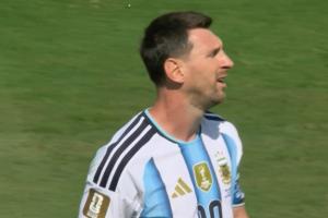 半場0-0！半場結束后鏡頭給到梅西，他正朝著一個方向抱怨著什么