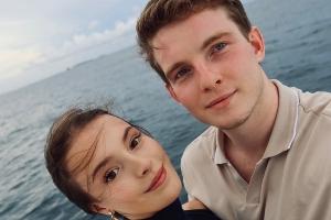 郎才女貌！22歲“千金”謝爾巴科娃宣布訂婚，曬與未婚夫多張合照