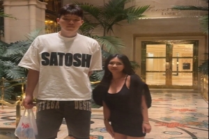 美女博主曬與楊瀚森合影：在其身邊我就是個(gè)小土豆