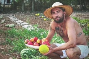 治愈身心！35歲坎普爾因家人相繼離世退役后 現隱居農場每天種菜