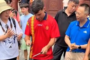玩得如何？佩德里中國行抖空竹，詹俊現場解說