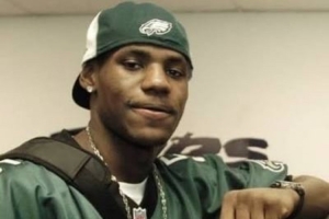 早有淵源！NFL費城老鷹隊曬詹姆斯早年穿戴老鷹隊裝備照