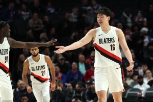 開拓者自媒體：楊瀚森打NBA時像個交通錐 他需要增加實戰效能