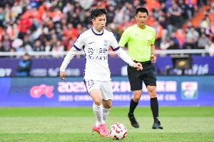 記者：今年夏窗有好幾家俱樂部想要李永佳，但津門虎隊舍不得放