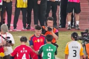 佩德里現(xiàn)身青少年校園足球總決賽，與球員踢互動對抗賽、送球衣