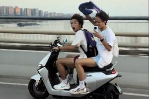 球迷乘著9號電動車緊追偶像示愛！喬治：太瘋狂了 至少戴個頭盔啊